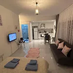 New In The Middle Of Famagusta & Netflix Apartamento