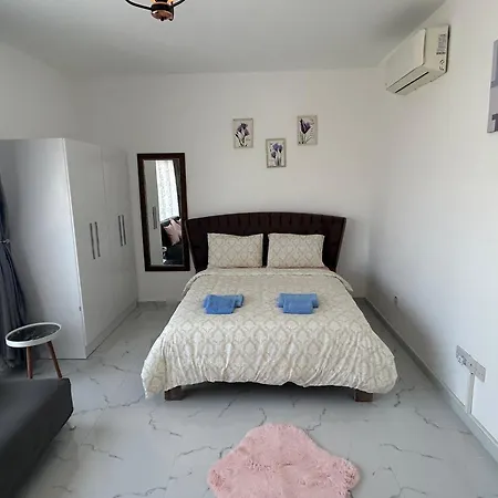 New In The Middle Of Famagusta & Netflix Lägenhet