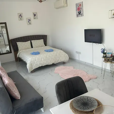 New In The Middle Of Famagusta & Netflix アパート *