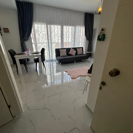 New In The Middle Of Famagusta & Netflix Apartamento