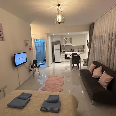 New In The Middle Of Famagusta & Netflix Lägenhet